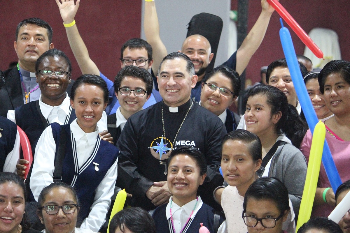 Cientos celebran el Día Nacional del Joven Católico en Basílica