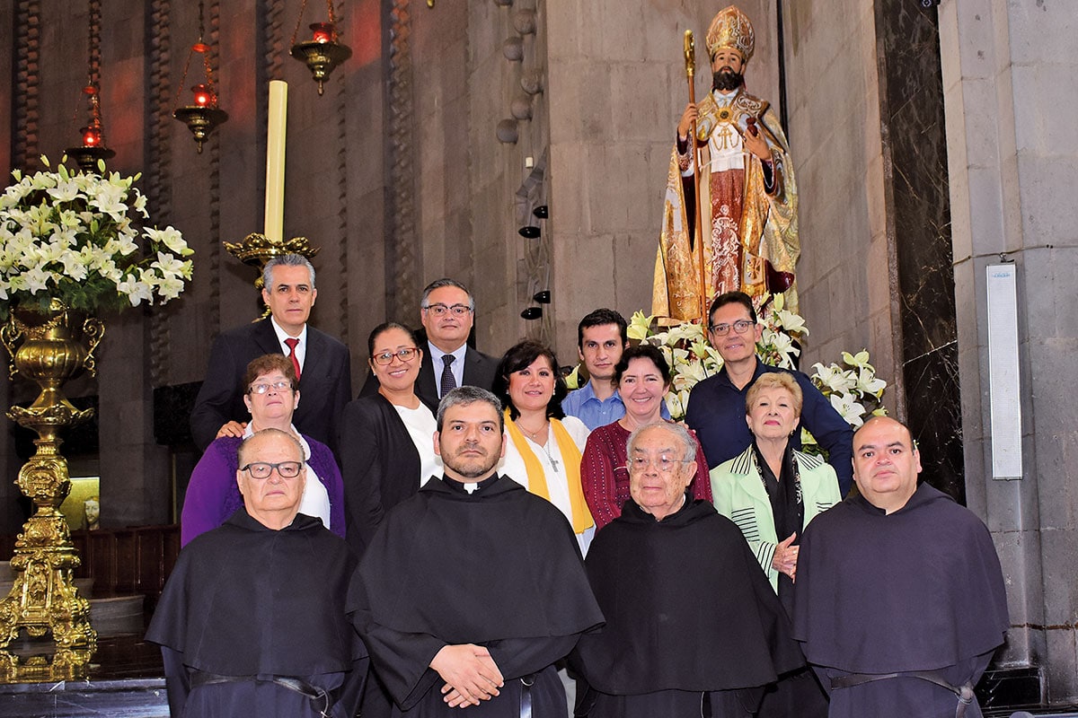 El padre Luis Guzmán (al centro) con vicarios y fieles de la comunidad.