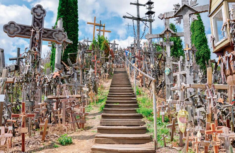 Conoce la colina llena de Cruces en Lituania