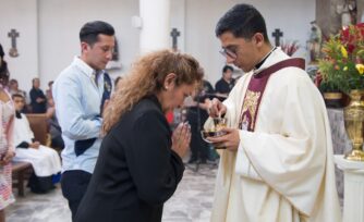 Fieles podrán recibir la Comunión en la boca o en la mano