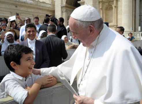 Papa Francisco: "Hay que servir a los demás, no estamos solos"