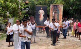 El mexicano que regala imágenes de la Virgen de Guadalupe al mundo