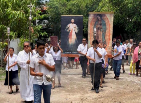 El mexicano que regala imágenes de la Virgen de Guadalupe al mundo