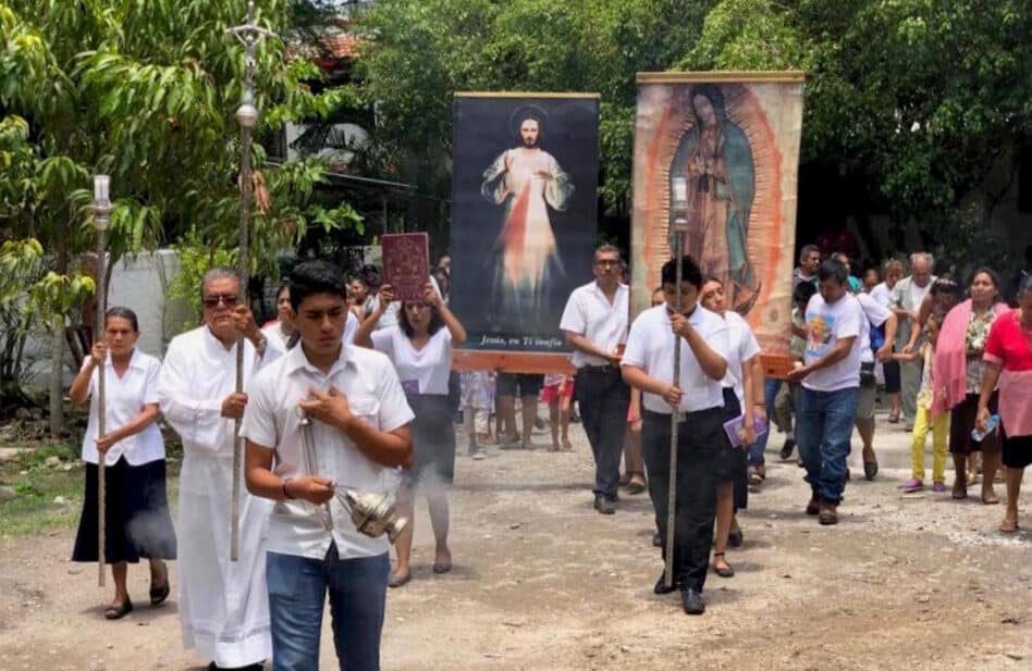 El mexicano que regala imágenes de la Virgen de Guadalupe al mundo