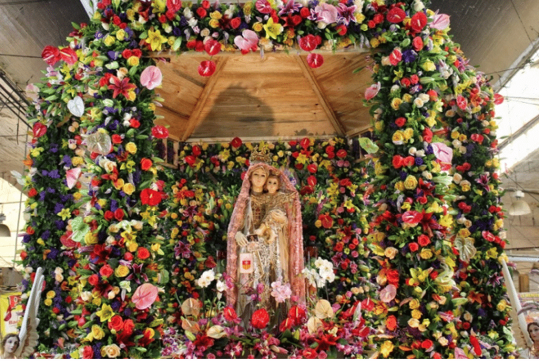 Altar a la Virgen de la Merced, en el mercado de la Merced. Foto: El color de la fe
