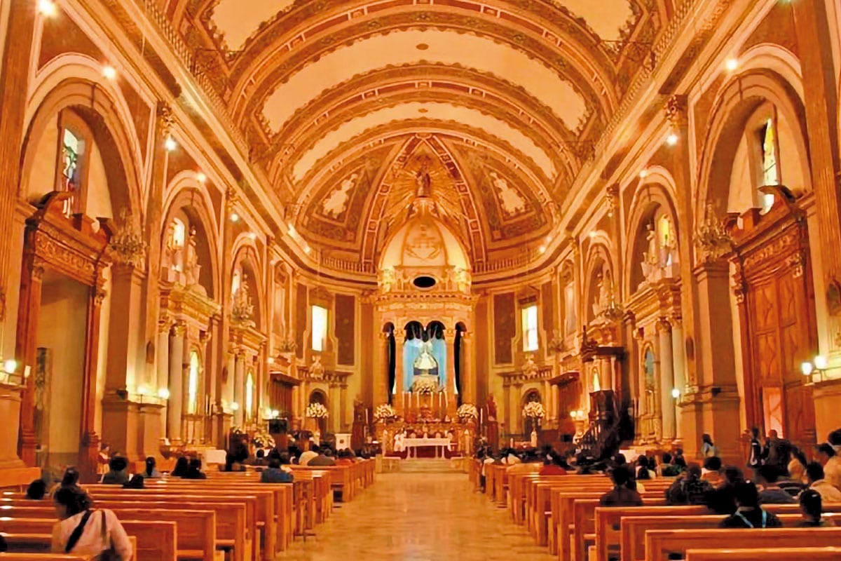 Interior de la Basílica de la Virgen de la Salud, en Pátzcuaro.