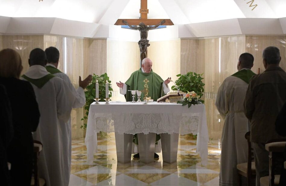 Papa: Pidamos al Señor la gracia de no ser 'medio-cristianos'