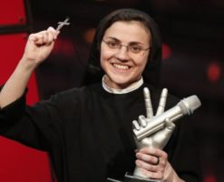 Foto: así luce la monja ganadora de The Voice tras dejar los hábitos