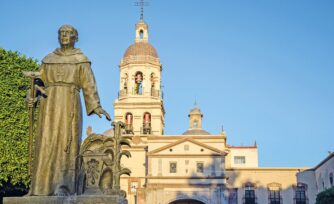 Conoce el convento que resguarda un árbol de cruces y espinas