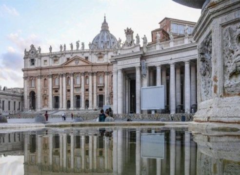 El Vaticano anuncia una reducción de salarios a Cardenales y superiores