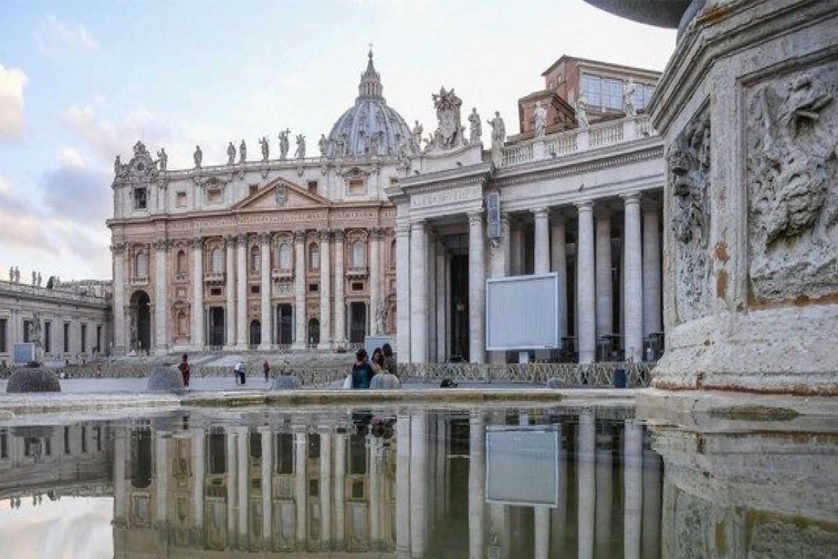 El Vaticano anuncia una reducción de salarios a Cardenales y superiores
