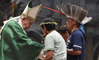 El Papa Francisco y los indígenas ataviados con plumas 