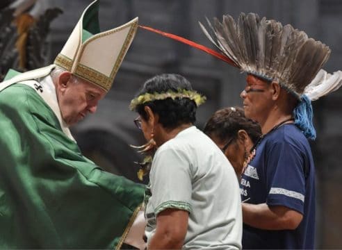 El Papa Francisco y los indígenas ataviados con plumas 