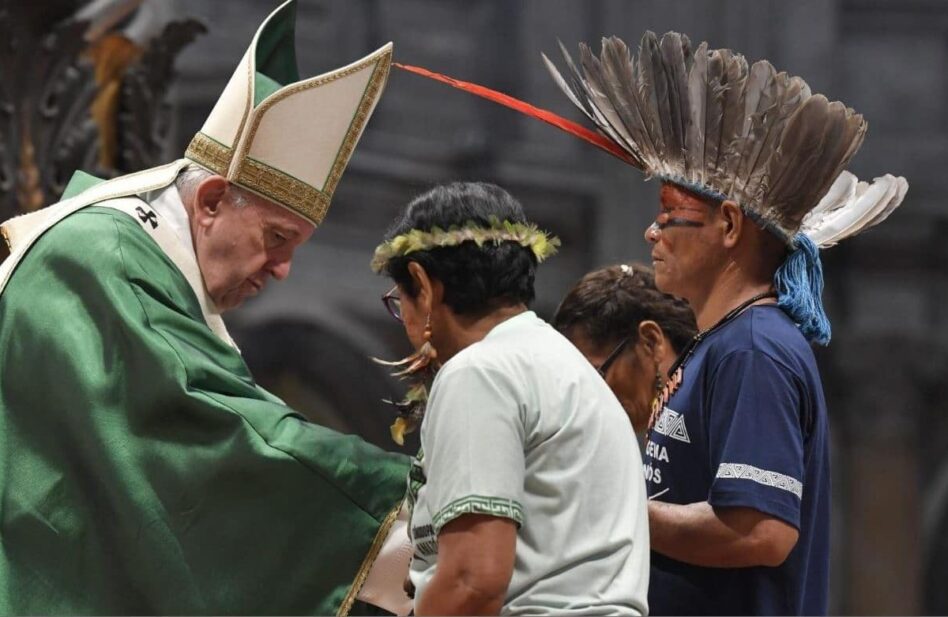 El Papa Francisco y los indígenas ataviados con plumas 