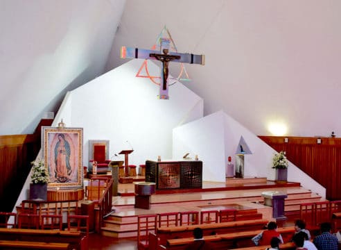 ¿Cuáles son las partes del interior de un templo católico?