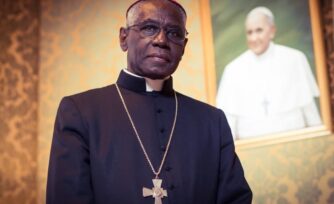 Cardenal Sarah: "Quien está en contra del Papa, está fuera de la Iglesia"