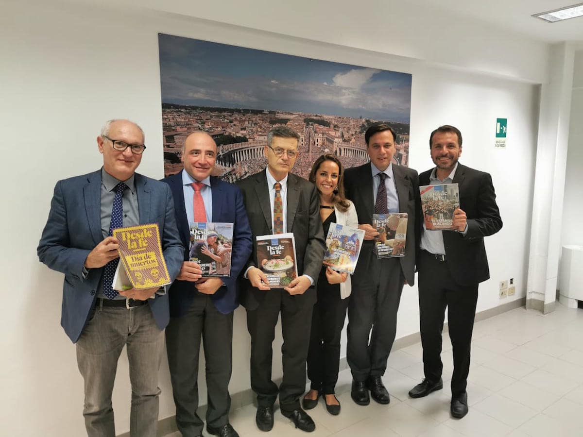 Miembros del equipo Desde la fe con directivos de L'Osservatore Romano y del Dicasterio de Comunicación del Vaticano.