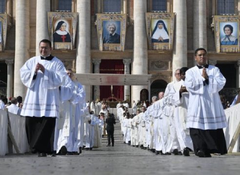 La Iglesia Católica tiene desde hoy a cinco nuevos santos