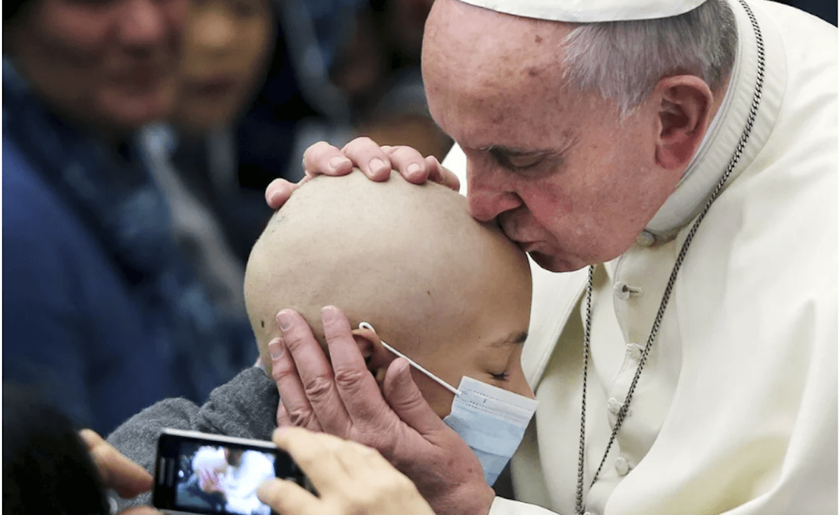 El Papa Francisco besa a un niño enfermo de cáncer en Audiencia General de 2018. Foto: Reuters