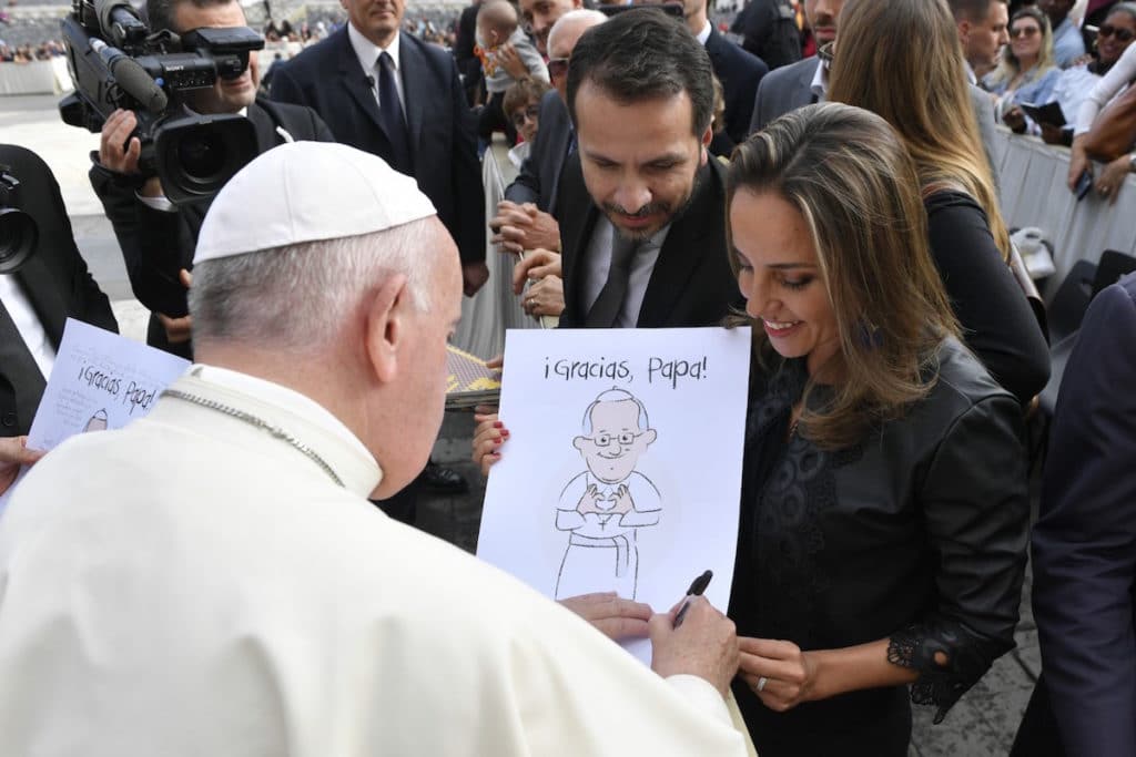 El Papa Francisco firma su dibujo realizado por el equipo Desde la fe.