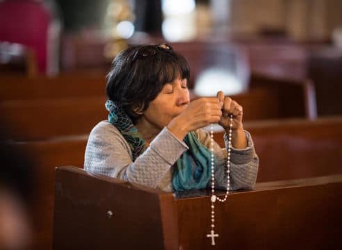 3 pretextos para no rezar el Rosario (y cómo responder)