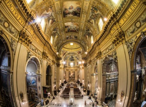 Con precaución, las parroquias pueden permanecer abiertas en Roma