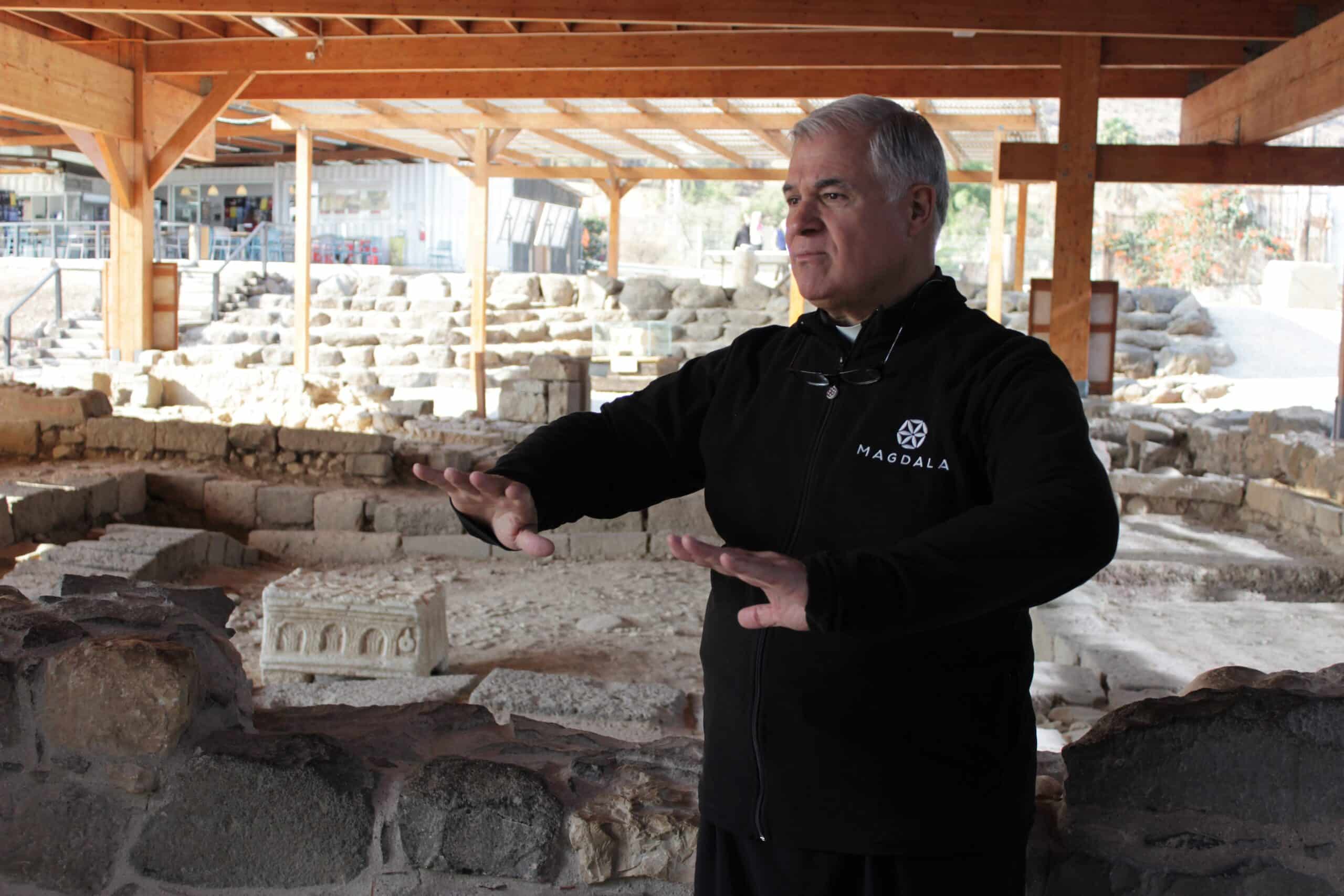 P. Juan Solana en la zona arqueológica de Magdala
