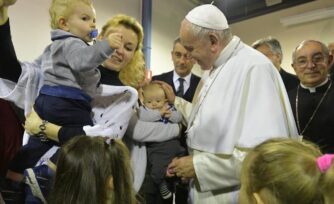 El Papa a Cáritas: Todos somos iguales, vulnerables y amados por Dios