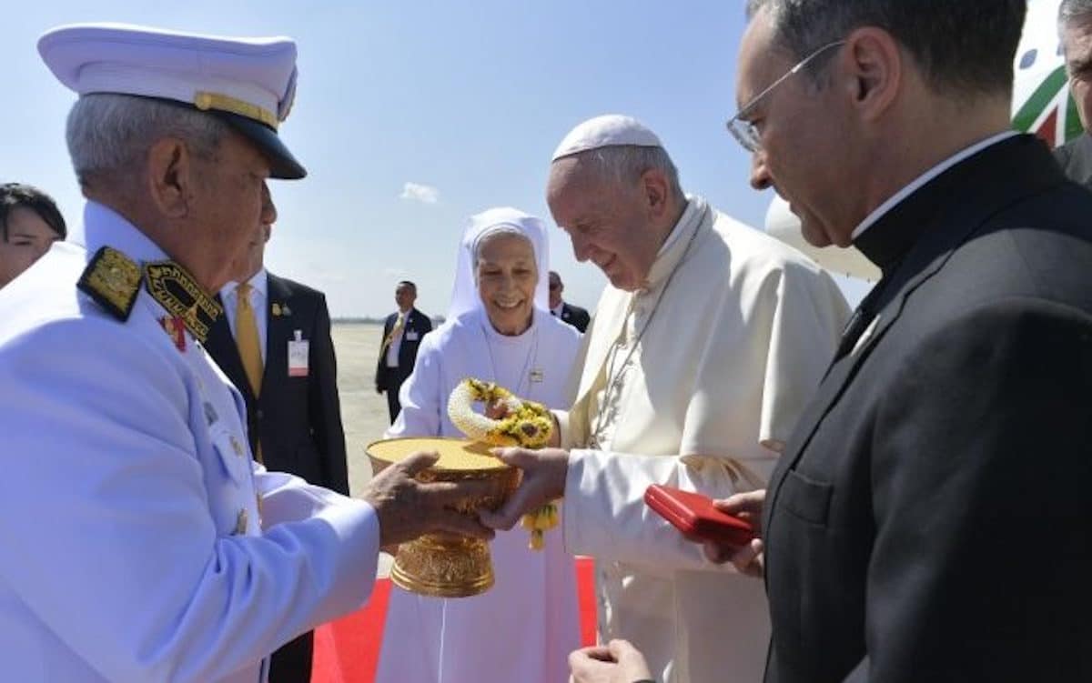 Un miembro del Consejo de la Corona saluda al Papa Francisco. Foto: Vatican Media