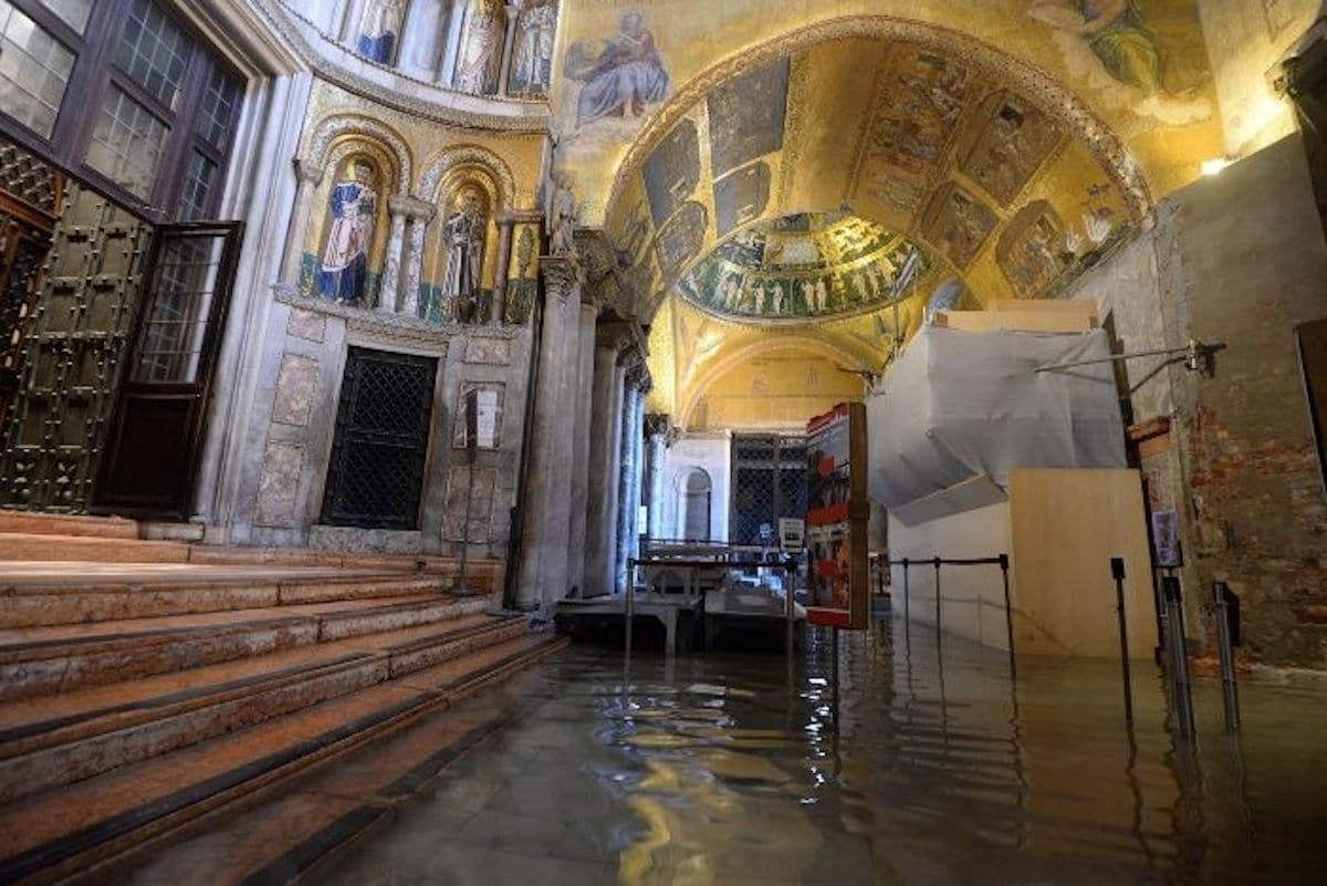 Inundaciones en el interior de la Basílica de San Marcos. Foto: EFE