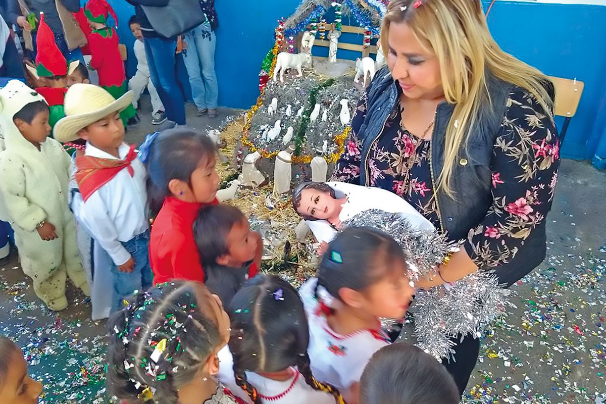 Arrullar al Niño Dios en Navidad.