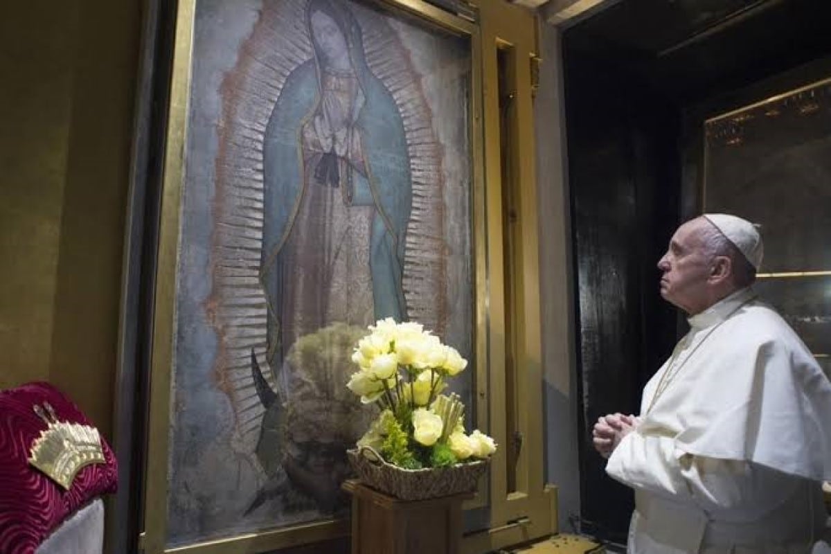 El Papa Francisco en el camarín de la Virgen de Guadalupe.