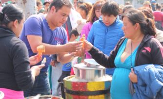 Ellos llevan comida a los peregrinos de la Basílica de Guadalupe