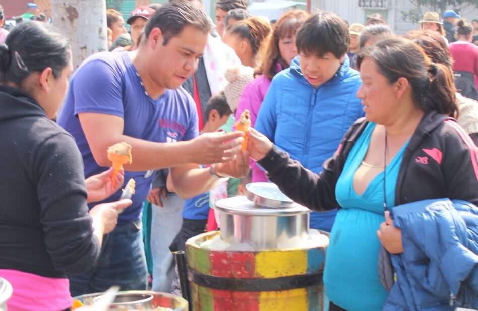 Ellos llevan comida a los peregrinos de la Basílica de Guadalupe