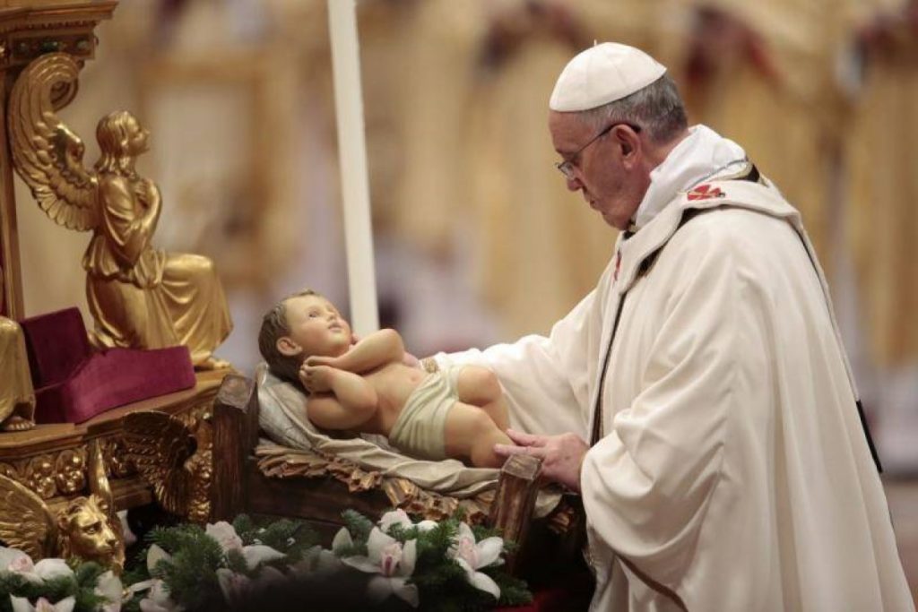 Papa Francisco y el Niño Jesús. Foto Vatican Media