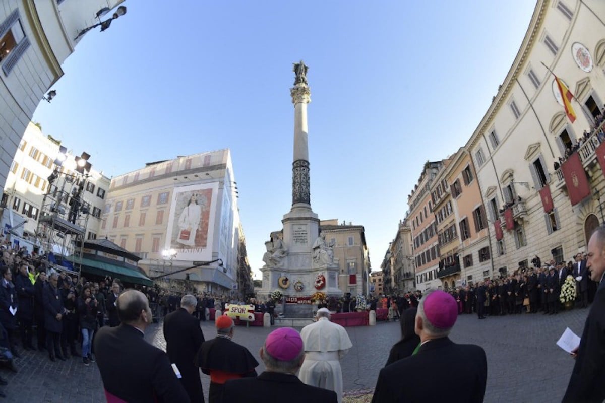 La oración a la Inmaculada en la plaza de España