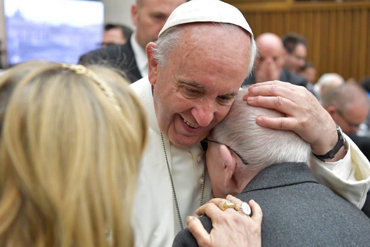 El Papa Francisco abraza a un anciano durante la Audiencia General. Foto: Vatican Media
