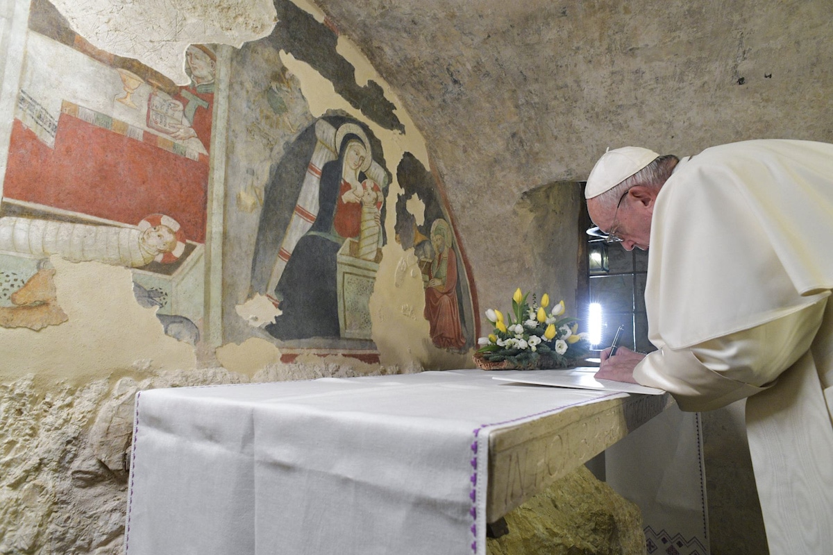 El Papa Francisco firma la Carta en el Santuario de Greccio, lugar del primer Nacimiento. Foto: Vatican Media