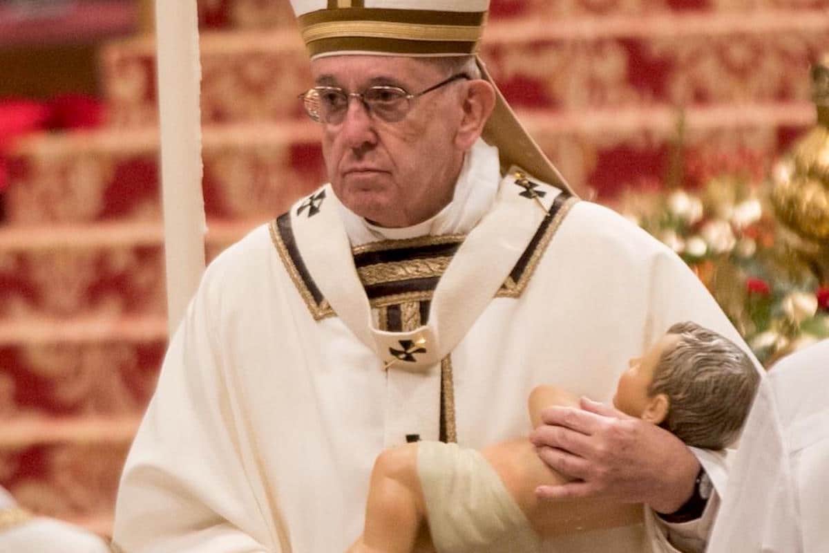 El Papa Francisco carga al Niño Dios en la Misa de Navidad de 2018. Foto: María Langarica/Zenit News