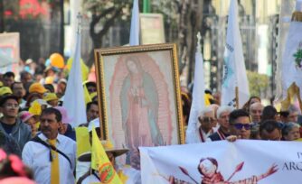 Peregrinos rezan y asumen compromiso rumbo a la Basílica de Guadalupe