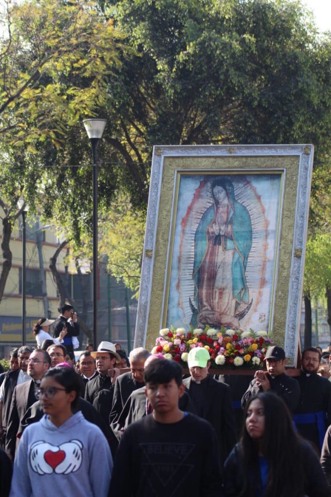 Sacerdotes, religiosas, seminaristas y fieles laicos en peregrinación a la Basílica de Guadalupe.