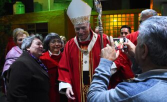 El Cardenal Aguiar visita parroquia de formación de seminaristas