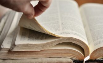 La frase: "Ayúdate, que yo te ayudaré", ¿está en la Biblia?