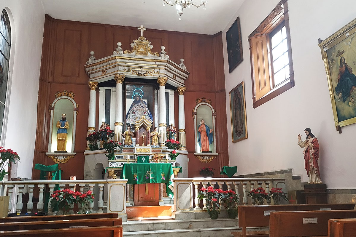 Interior de la parroquia ubicada en el barrio de la Candelaria de los patos. Foto: Alejandro García