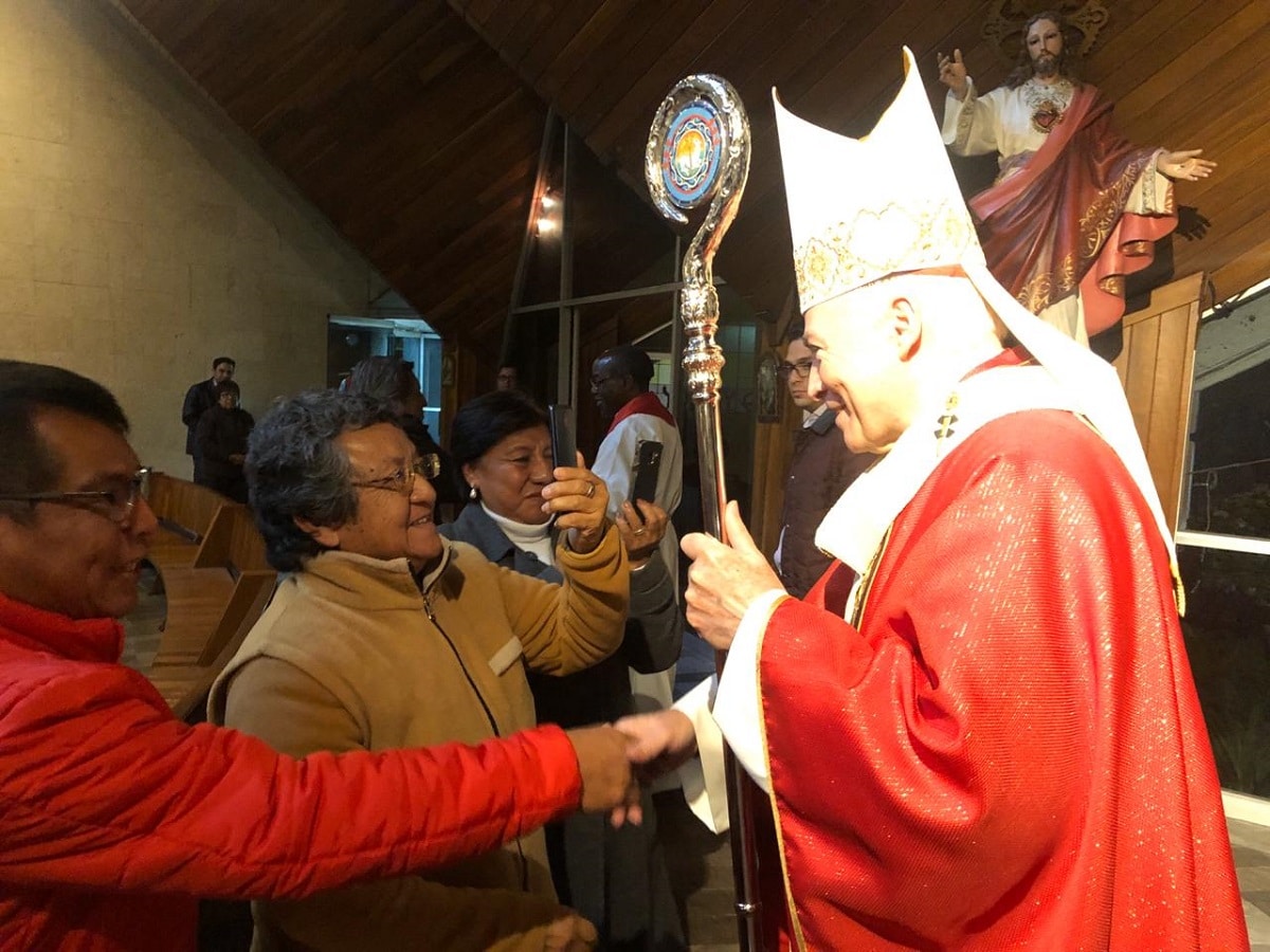 El Arzobispo Carlos Aguiar con miembros de la comunidad de San Judas Tadeo.