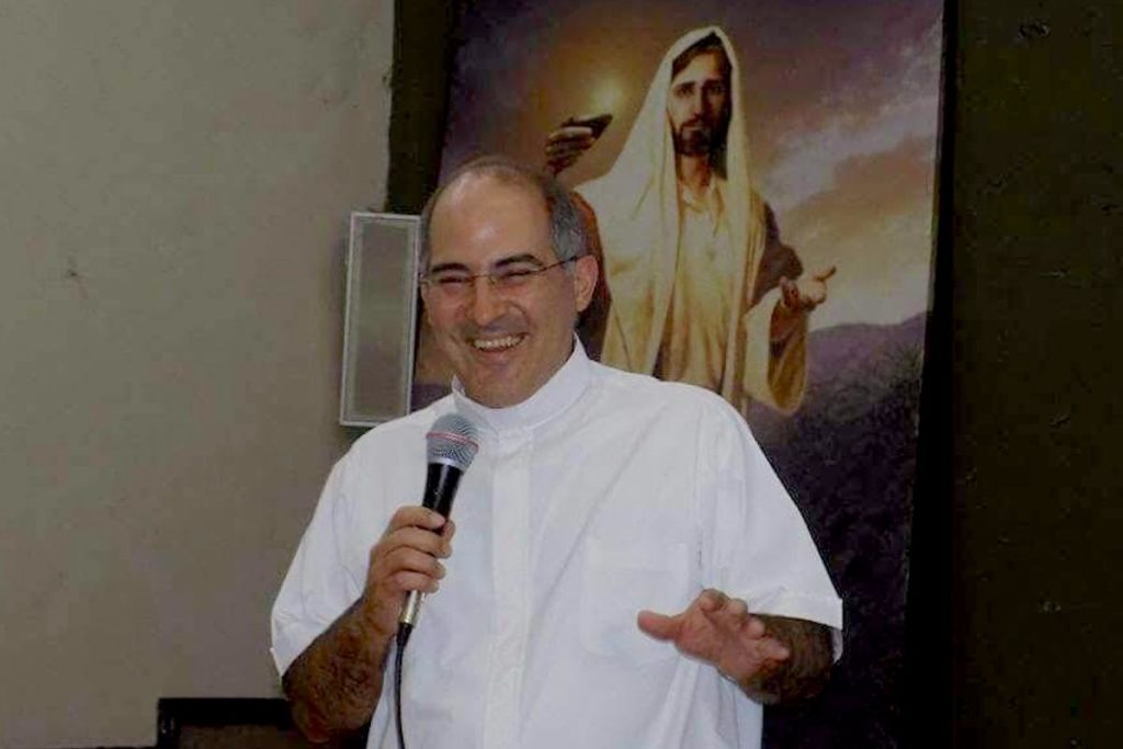 El padre Héctor M. Pérez ha trabajado muy de cerca con los jóvenes de Monterrey.