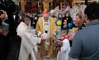 Niños reciben regalos de Reyes Magos en la Catedral Metropolitana