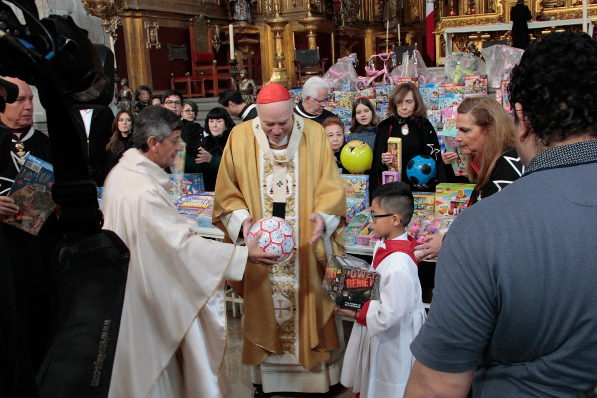 Niños reciben regalos de Reyes Magos en la Catedral Metropolitana