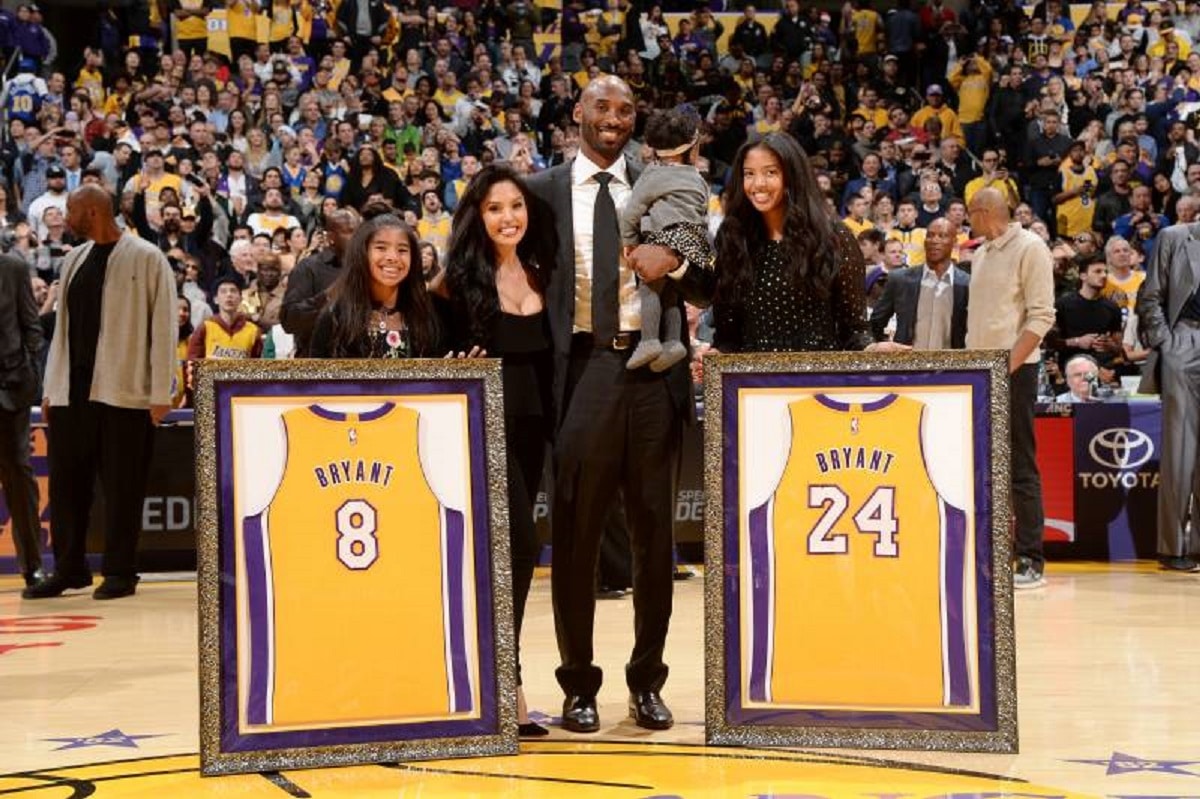 El exbasquetbolista Kobe Bryant con su familia. En 2017, los Lakers retiraron sus números de camiseta.