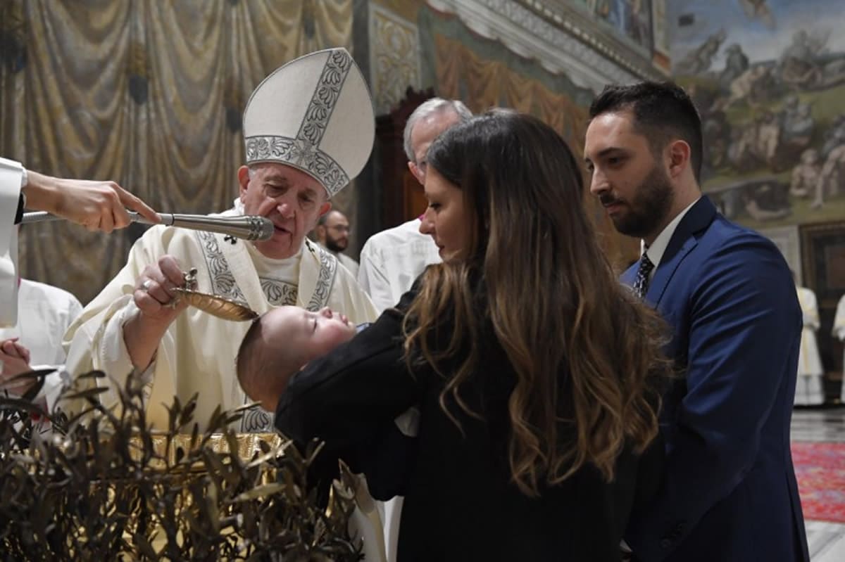 El Papa Francisco bautiza a un niño en la Capilla Sixtina. Foto: Vatican News.